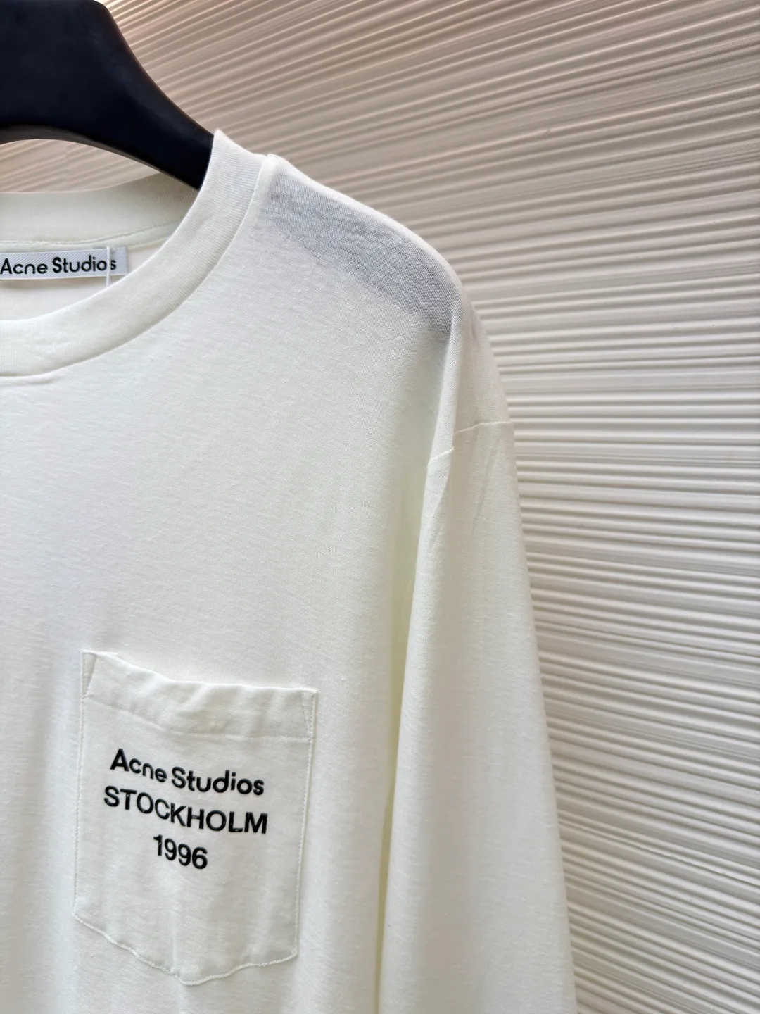 Acne Studios linen printed long sleeves ●Original version: Purchased and developed for 3199 ●Item number: 1681393-A05 ●Fabric: linen fabric ●Technology: Printing production ●Color: white ●Version: Fitted version ●Weight: about 215 grams ●Size: S-M-L ●Description: The fabric is blended with 85% combed cotton and 15% linen. Combed cotton provides the skin-friendly feel, durability and smooth texture of clothing when worn next to the skin; while the injection of 15% linen is the soul of the design - it breaks the mediocrity of pure cotton and brings the iconic natural irregular knotted texture, unique dryness and breathability, as well as a micro-wrinkle texture and retro charm that become more natural over time. This ratio not only ensures comfort, but also gives the fabric a three-dimensional, relaxed and vital high-level texture. The pattern decoration on the chest adopts traditional and elegant screen printing technology. This is not a simple flat transfer, but by making a fine screen and manually scraping the ink layer by layer onto the surface of the fabric. The overall wiring is straight and delicate, the fabric is comfortable and soft, and the color is consistent without color difference. It can be matched with the same style to create a fashionable look and control various occasions. Customized accessories, complete with three standards, same style for men and women!